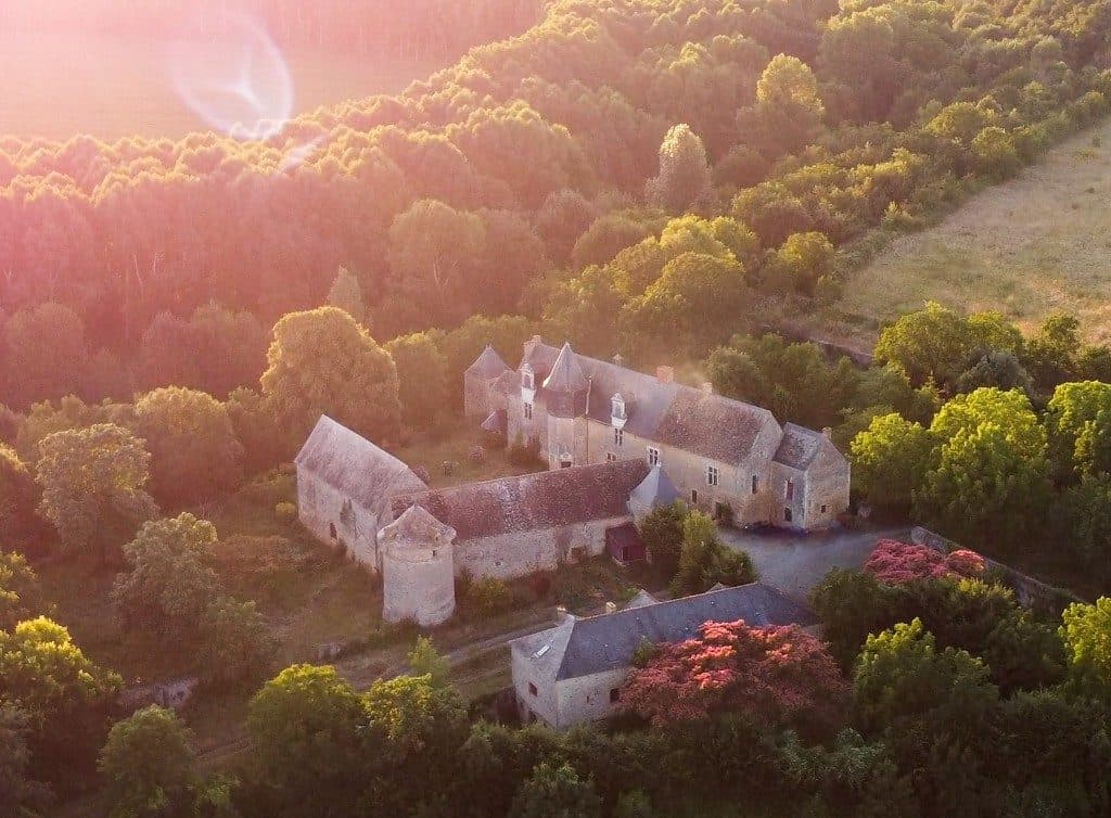 Vue drone d'un domaine de réception haut de gamme.