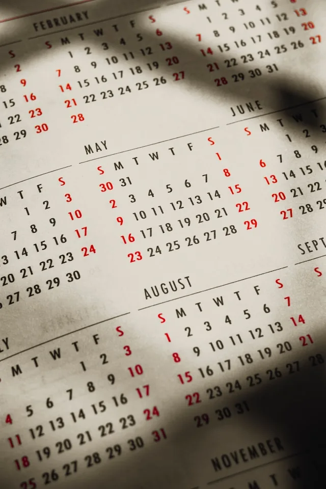Calendrier papier illustrant la gestion des disponibilités.