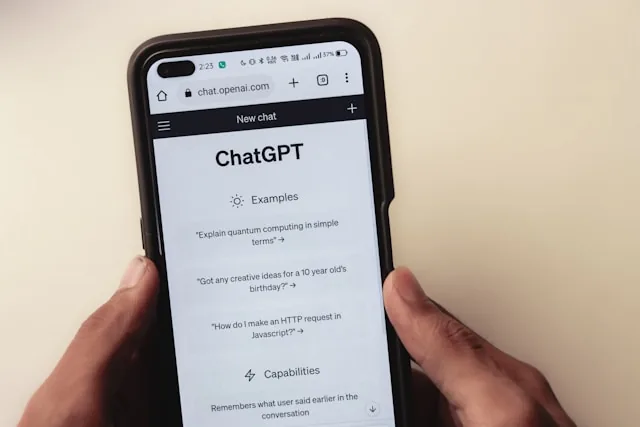 Téléphone affichant ChatGPT, symbole de recherche conversationnelle.