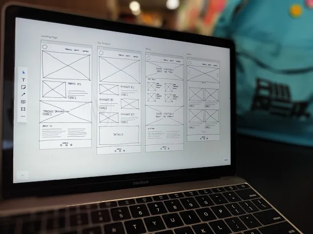 Écran avec maquettes de pages web en wireframe.