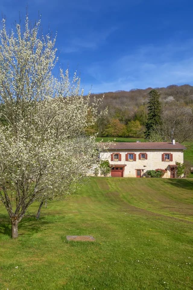 Grand gîte à la campagne avec vaste terrain.