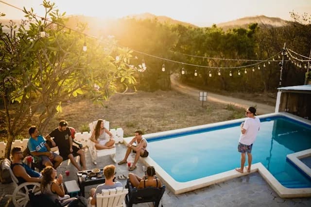 Gîte avec piscine mettant en valeur les espaces partagés.