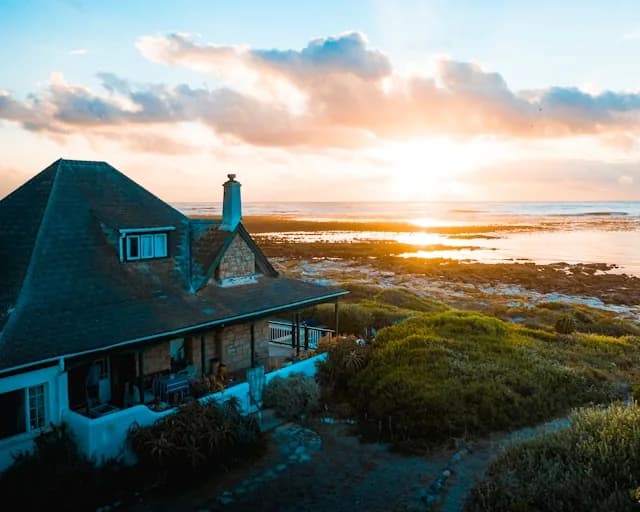 Maison en bord de mer, visuel émotionnel fort pour déclencher la réservation.