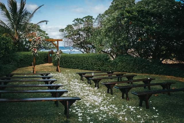Espace extérieur préparé pour une cérémonie de mariage.